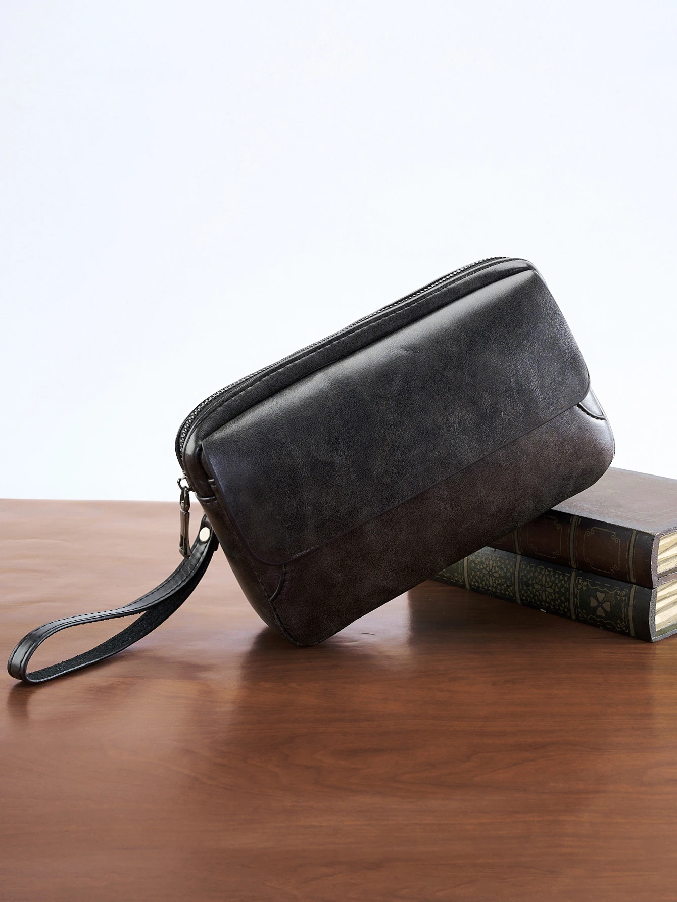 Минималистичная ретро сумка, модная деловая Повседневная портативная большая многофункциональная сумка-клатч с ремешком на руку, сумка для сотового телефона
Минималистичная ретро сумка, модная деловая Повседневная портативная большая многофункциональная сумка-клатч с ремешком на руку, сумка для сотового телефона