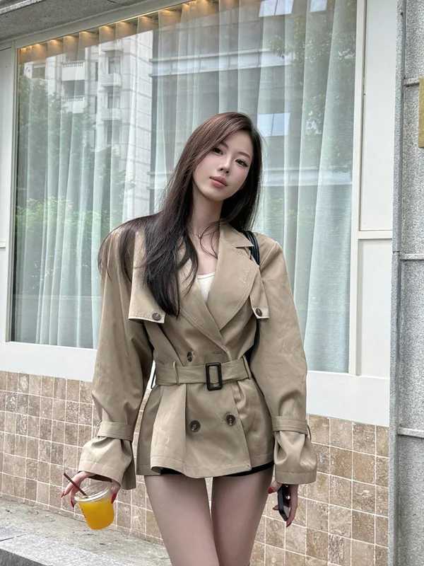 British Style Kaki Color Short Coat Jacket Women's Spring Autumn High Waist Cinched Waist Coat Korean Version Loose Fit
British Style Kaki Color Short Coat Jacket Women's Spring Autumn High Waist Cinched Waist Coat Korean Version Loose Fit