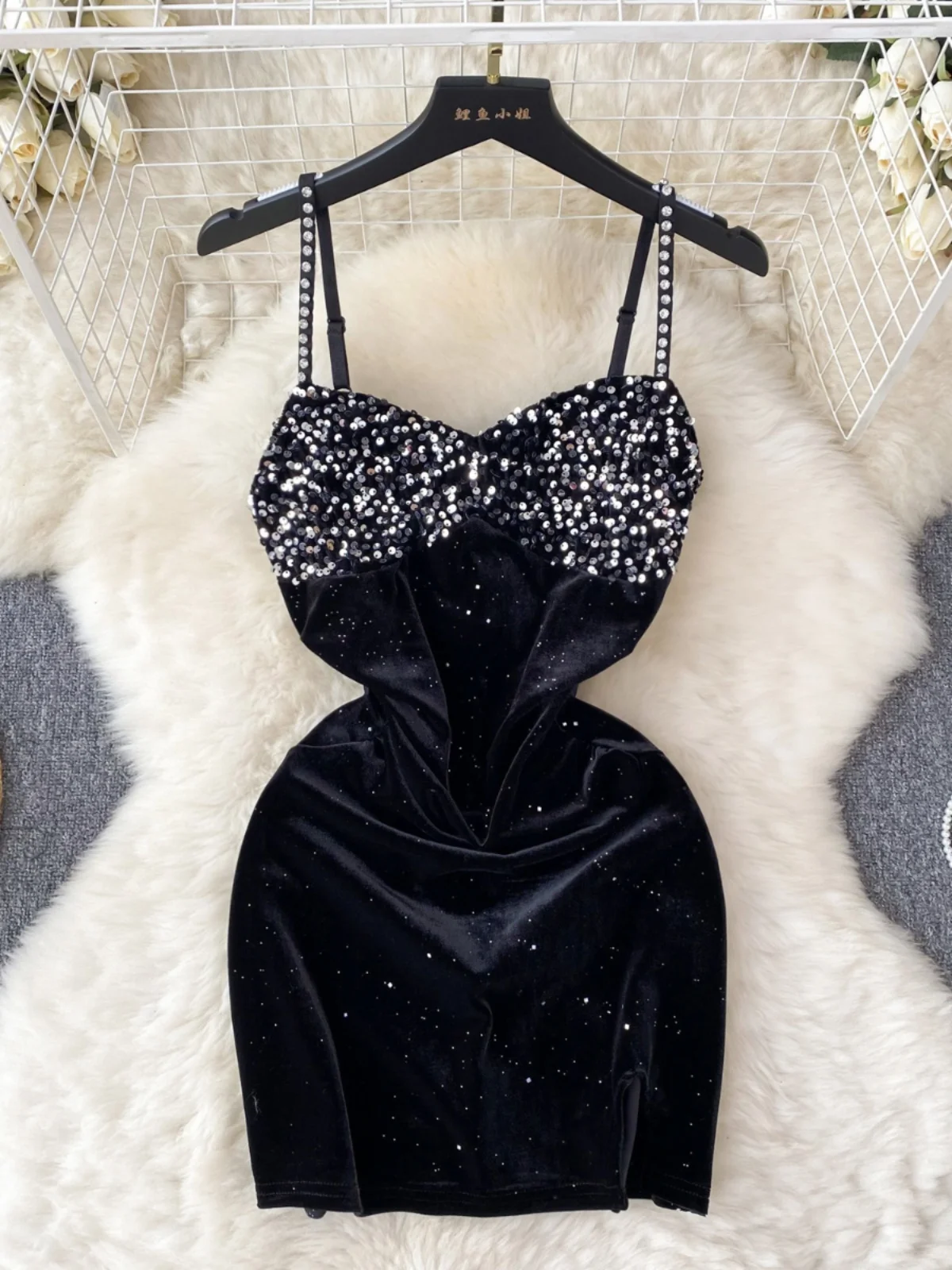 Elegant Glitter Diamond Embedded Strap Dress Women's Summer Short Skirt Bodycon Design Sensation Luxury Sensation Midi Dress
Elegant Glitter Diamond Embedded Strap Dress Women's Summer Short Skirt Bodycon Design Sensation Luxury Sensation Midi Dress