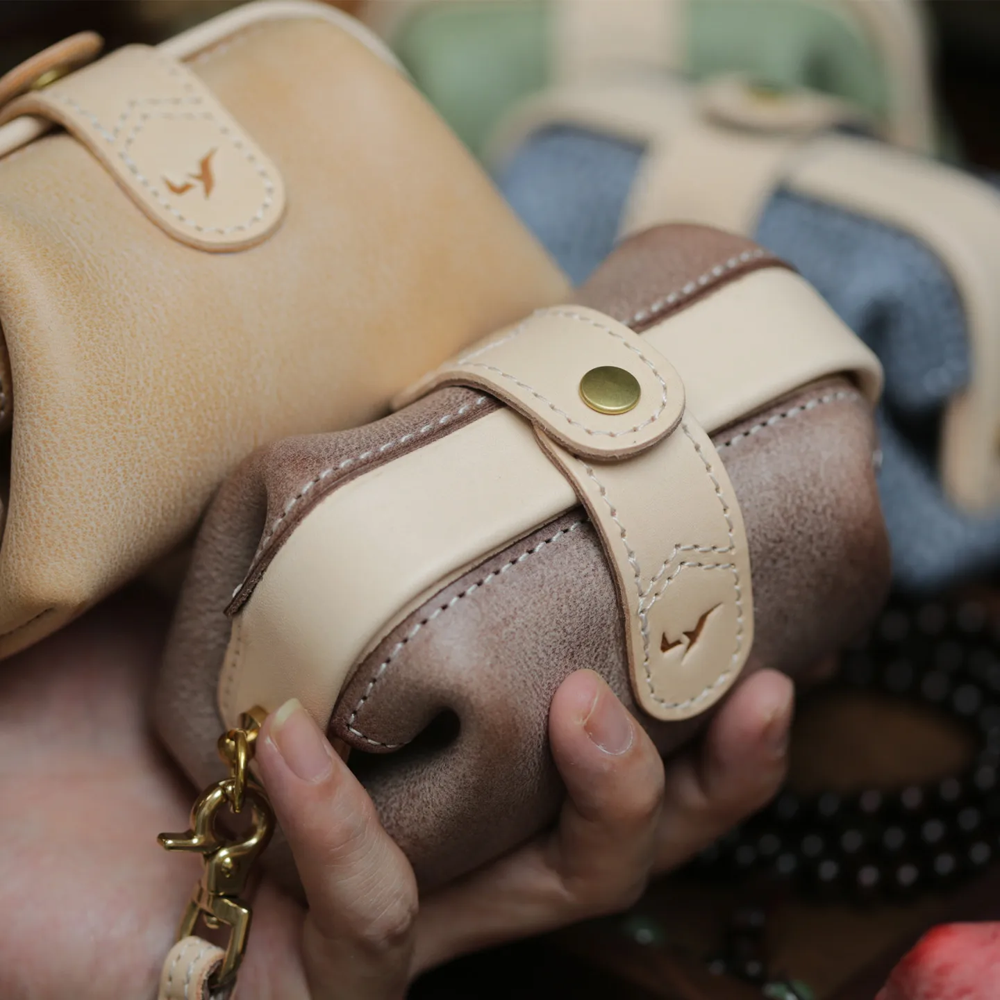 Handmade Leather Coin Purse Walnut Jewelry Bag Storage Wallet Fog Wax Style Snack Bag Functional Small Bag for Men And Women
Handmade Leather Coin Purse Walnut Jewelry Bag Storage Wallet Fog Wax Style Snack Bag Functional Small Bag for Men And Women