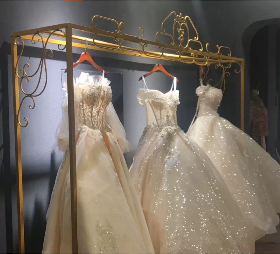 Металлическая стойка для свадебных платьев, золотая подставка для платьев-ципао, специальная вешалка для свадебных платьев, напольная вешалка для одежды.
Металлическая стойка для свадебных платьев, золотая подставка для платьев-ципао, специальная вешалка для свадебных платьев, напольная вешалка для одежды.