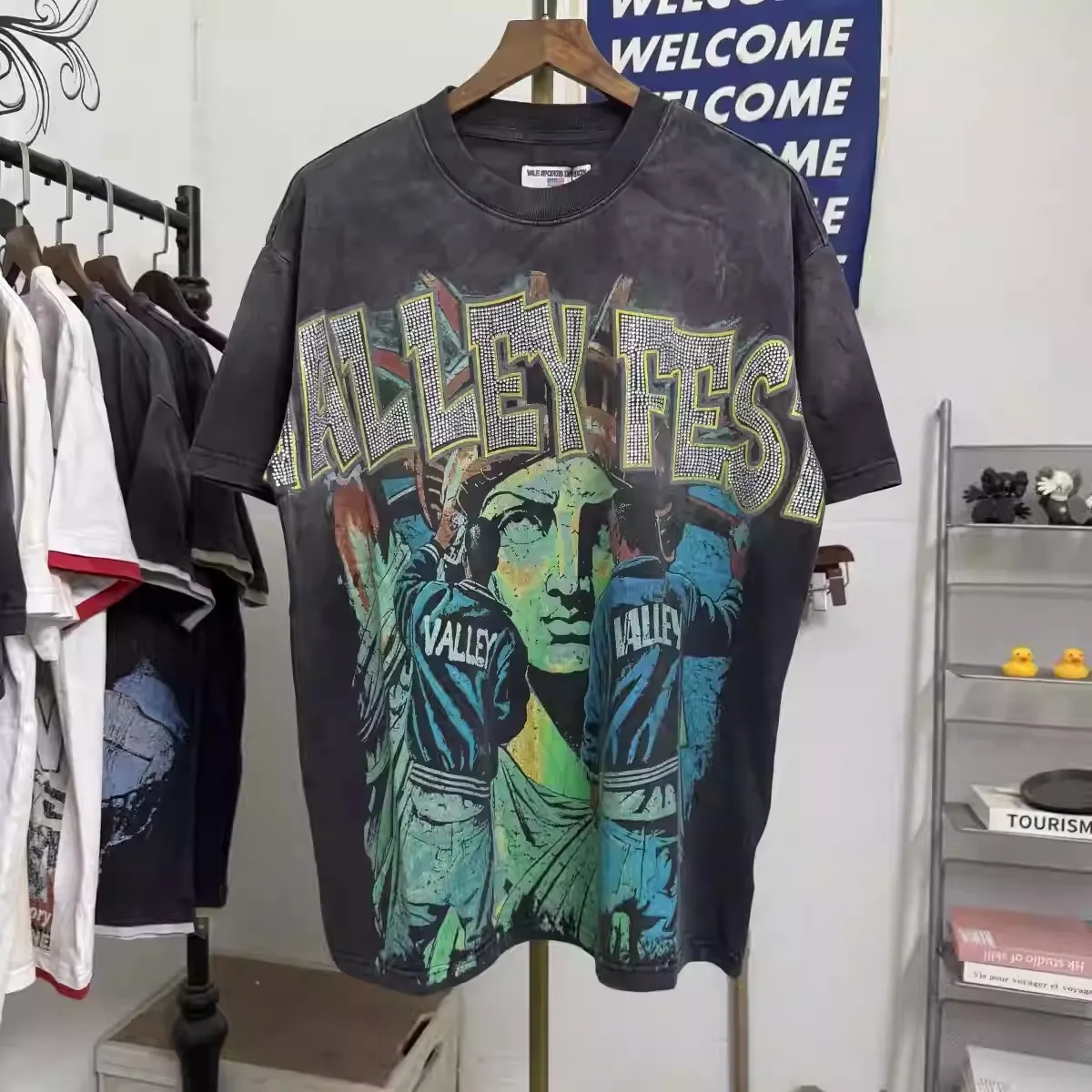 Good Quality VALE Trophy Sports Dreams Distress Drill T SHIRT Fashion Washed Hand Worn T-Shirts Men Women Summer Style Vintage
Good Quality VALE Trophy Sports Dreams Distress Drill T SHIRT Fashion Washed Hand Worn T-Shirts Men Women Summer Style Vintage