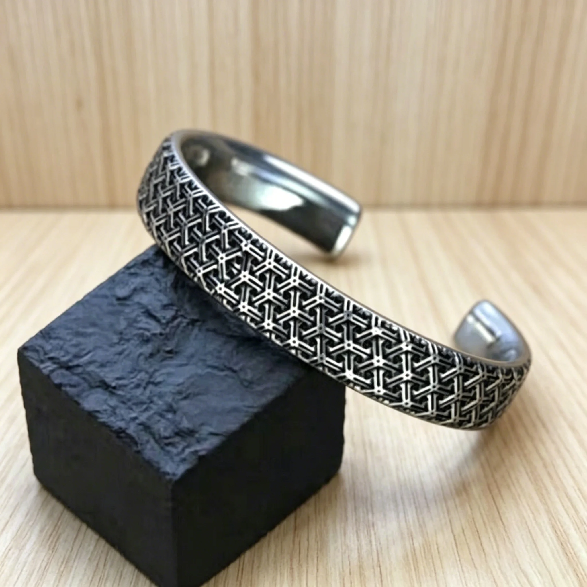 Retro National Trend Armor Bangle Delicate Chainmail Bracelet Luxury Stylish Chinese Style Hand Ornament Fashion Jewelry
Retro National Trend Armor Bangle Delicate Chainmail Bracelet Luxury Stylish Chinese Style Hand Ornament Fashion Jewelry