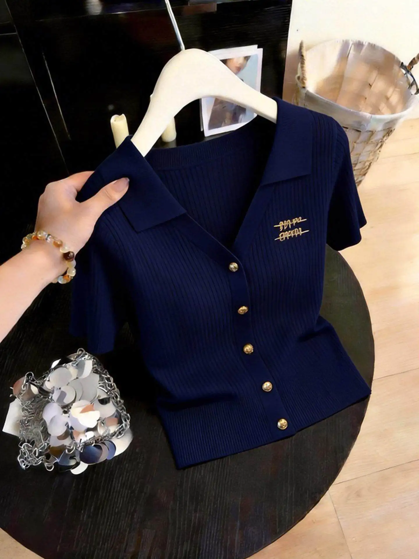 Slimming V-Neck Short Sleeve Knitwear Women's Summer Commute Versatile Lightweight Breathable Stylish Cardigan Korean Style
Slimming V-Neck Short Sleeve Knitwear Women's Summer Commute Versatile Lightweight Breathable Stylish Cardigan Korean Style