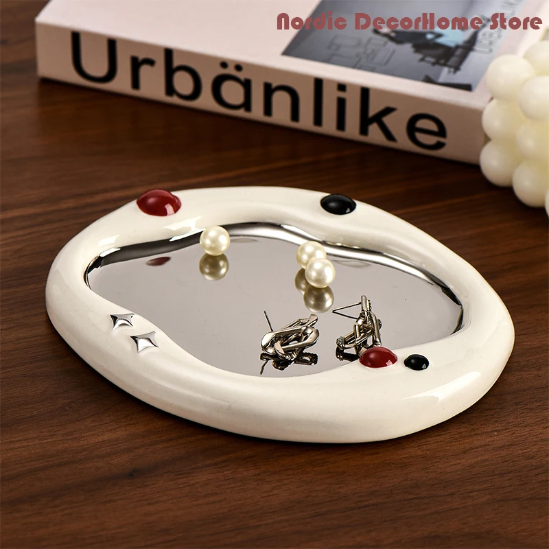 Скандинавский домашний декор, декоративная роскошная керамическая тарелка для хранения ювелирных изделий, брелок, кольцо, тарелка, десертная тарелка, держатель для помады, поднос для духов
Скандинавский домашний декор, декоративная роскошная керамическая тарелка для хранения ювелирных изделий, брелок, кольцо, тарелка, десертная тарелка, держатель для помады, поднос для духов