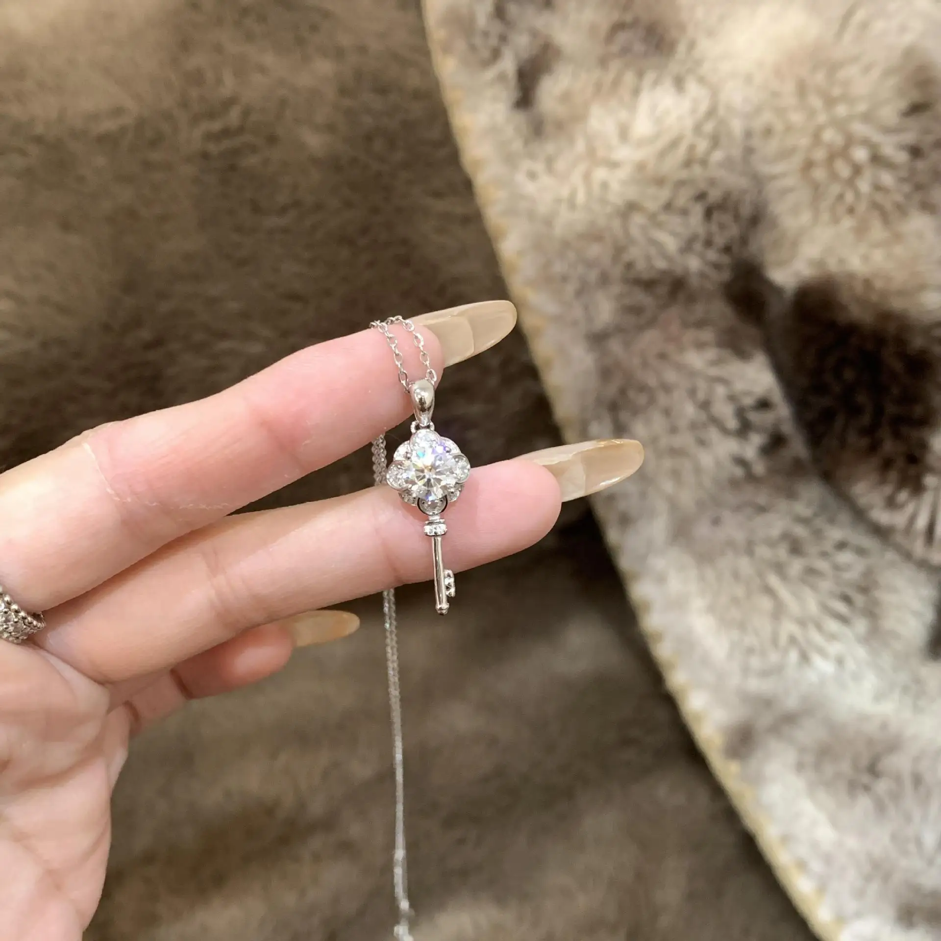 Высококачественное и модное колье-ключ с цветком из муассанита, серебро 925 пробы, инкрустация и изысканная цепочка с бриллиантами, ювелирное украшение для помолвки.
Высококачественное и модное колье-ключ с цветком из муассанита, серебро 925 пробы, инкрустация и изысканная цепочка с бриллиантами, ювелирное украшение для помолвки.