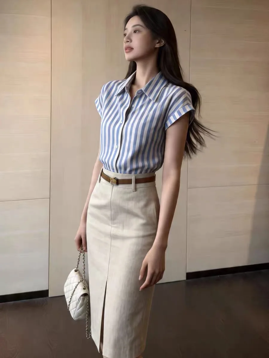 New French Fashion Office Lady Women's Suit Lapel Short Sleeve Shirt Top + Split Slim Midi Skirt Elegant Two Piece Set Summer
New French Fashion Office Lady Women's Suit Lapel Short Sleeve Shirt Top + Split Slim Midi Skirt Elegant Two Piece Set Summer