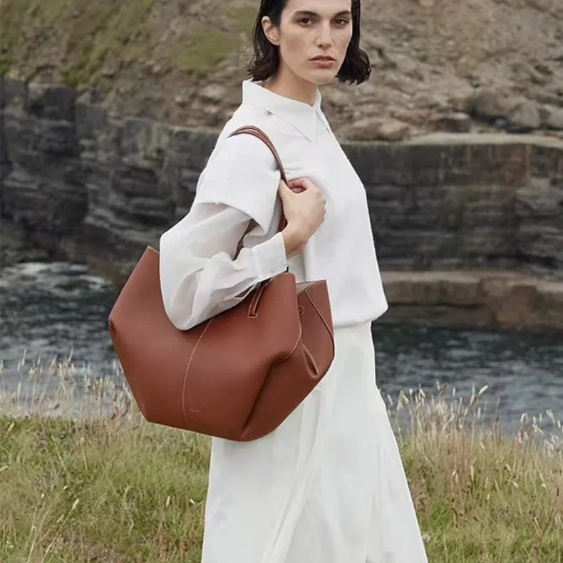 Chic Winged Tote Bag for Women Large Capacity Foldable Bucket Bag Luxury Niche Design Commuter Shoulder Bag Crossbody
Chic Winged Tote Bag for Women Large Capacity Foldable Bucket Bag Luxury Niche Design Commuter Shoulder Bag Crossbody