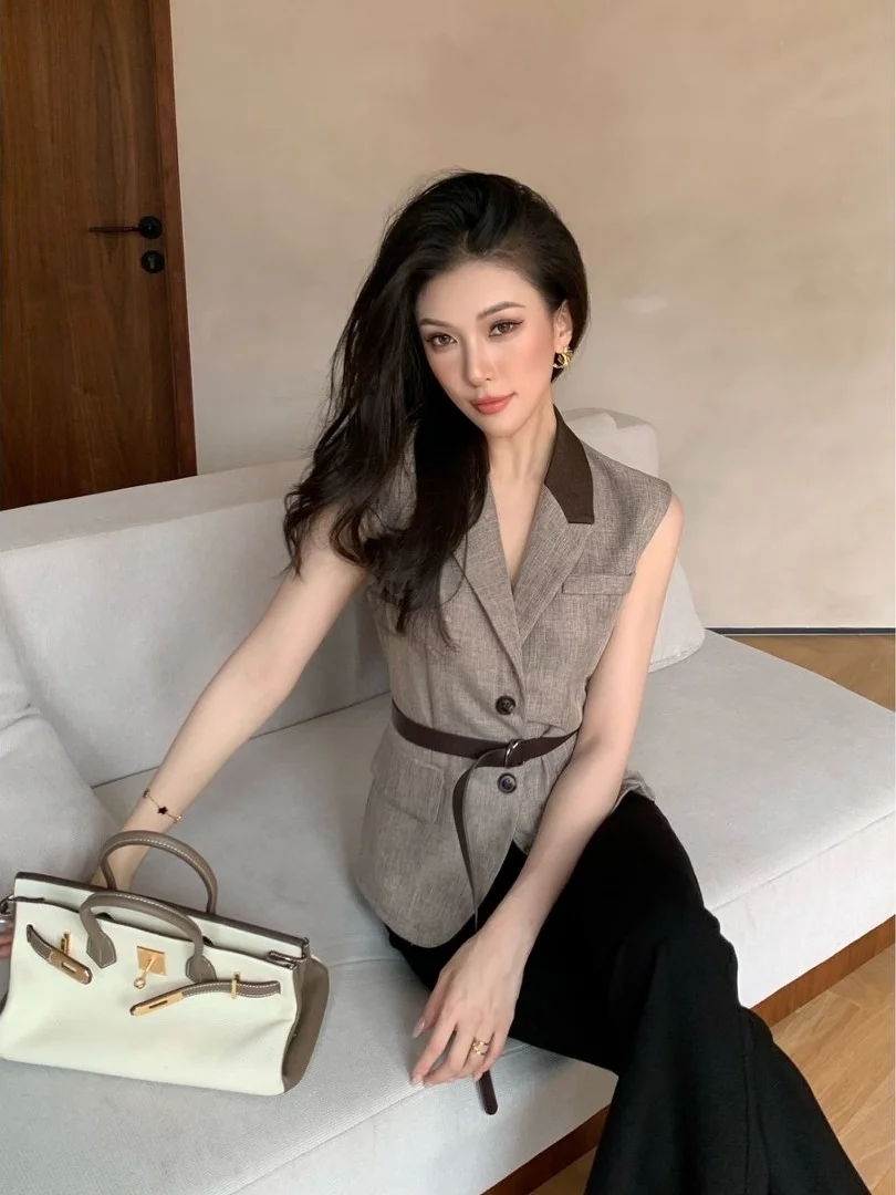 Classic Summer Sleeveless V-Neck Slim Fit Casual Tank Top with Belt Double Button Design Fashionable And Slimming
Classic Summer Sleeveless V-Neck Slim Fit Casual Tank Top with Belt Double Button Design Fashionable And Slimming
