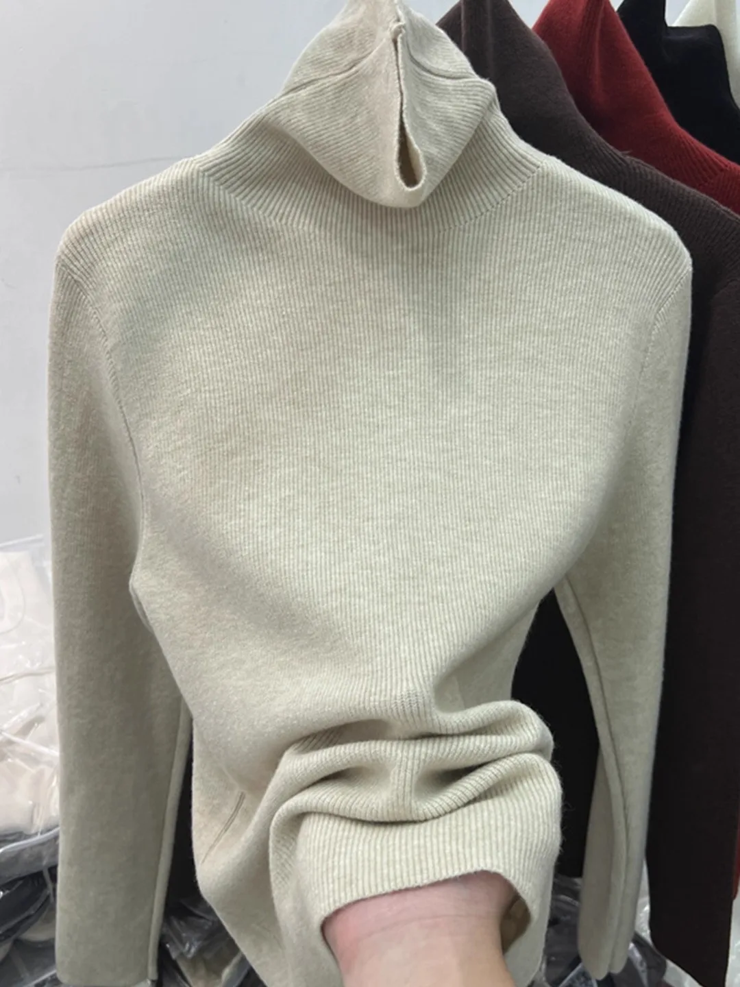 Облегающая вязаная водолазка с высоким воротом для женщин: модный тренд осени-зимы, новая модель, внутренняя одежда без этикетки, брендовая одежда
Облегающая вязаная водолазка с высоким воротом для женщин: модный тренд осени-зимы, новая модель, внутренняя одежда без этикетки, брендовая одежда