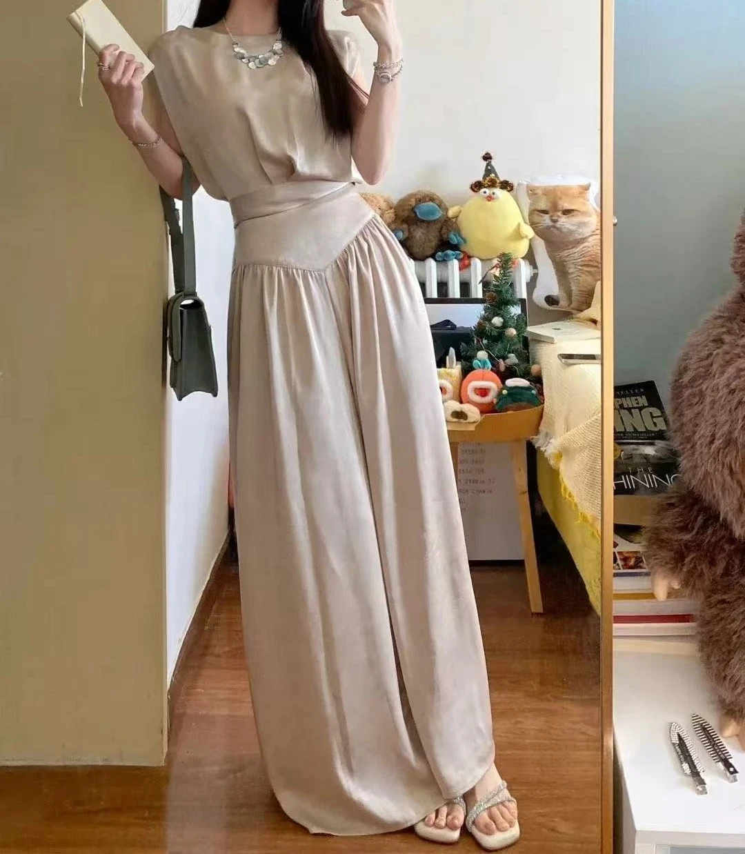 Light Luxury Temperament Design Sense Sleeveless Vest Set Design Sense Niche
Light Luxury Temperament Design Sense Sleeveless Vest Set Design Sense Niche
