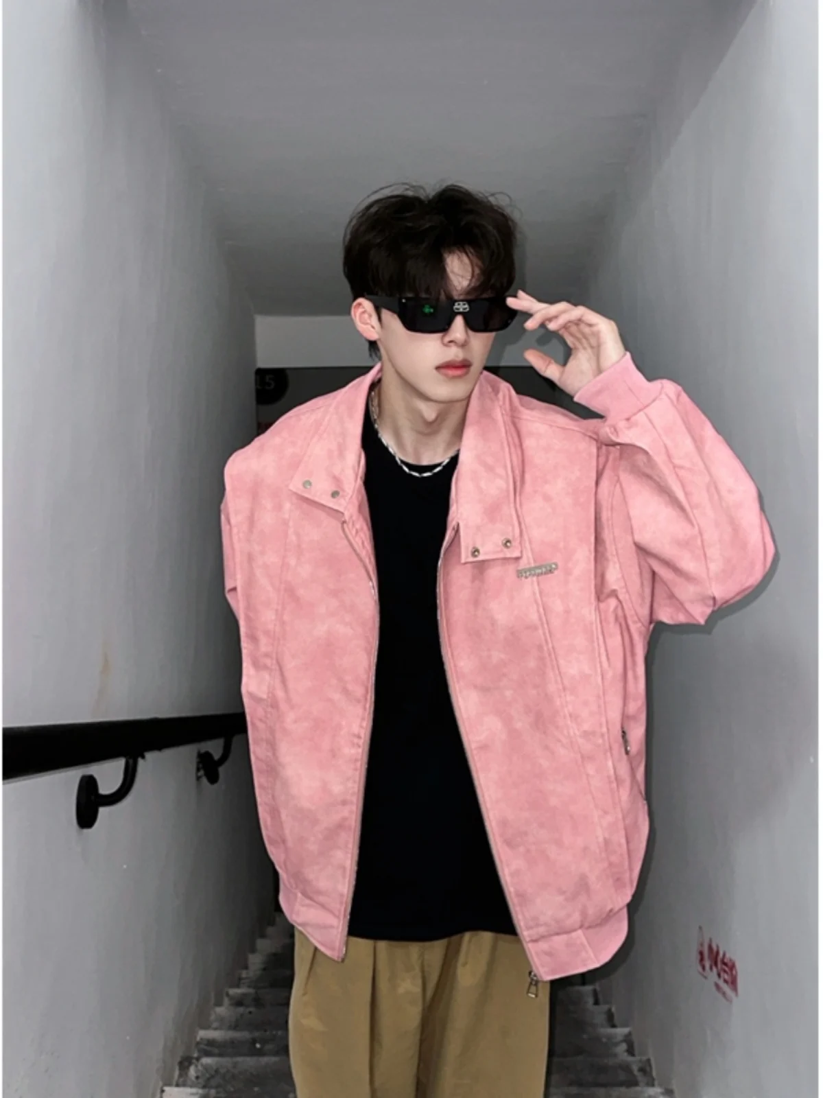 Мужская осенняя куртка из искусственной кожи цвета сакуры, в американском ретро-стиле, от модного бренда, высококачественная, утепленная, для мотоциклистов
Мужская осенняя куртка из искусственной кожи цвета сакуры, в американском ретро-стиле, от модного бренда, высококачественная, утепленная, для мотоциклистов