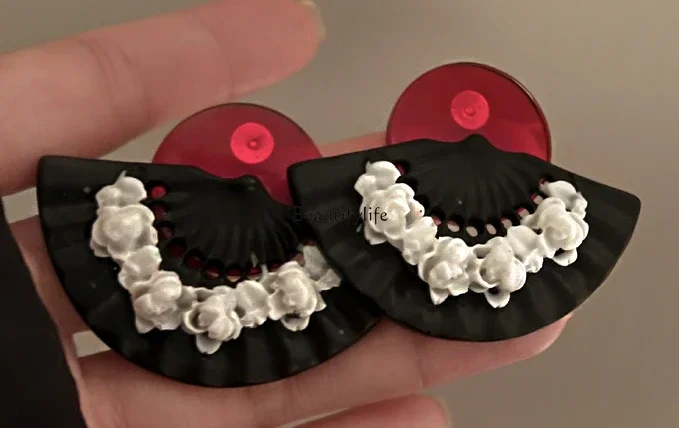 Classical Atmosphere Three-Dimensional Flower Fan Contrast Color Ear Studs High Profile Retro
Classical Atmosphere Three-Dimensional Flower Fan Contrast Color Ear Studs High Profile Retro