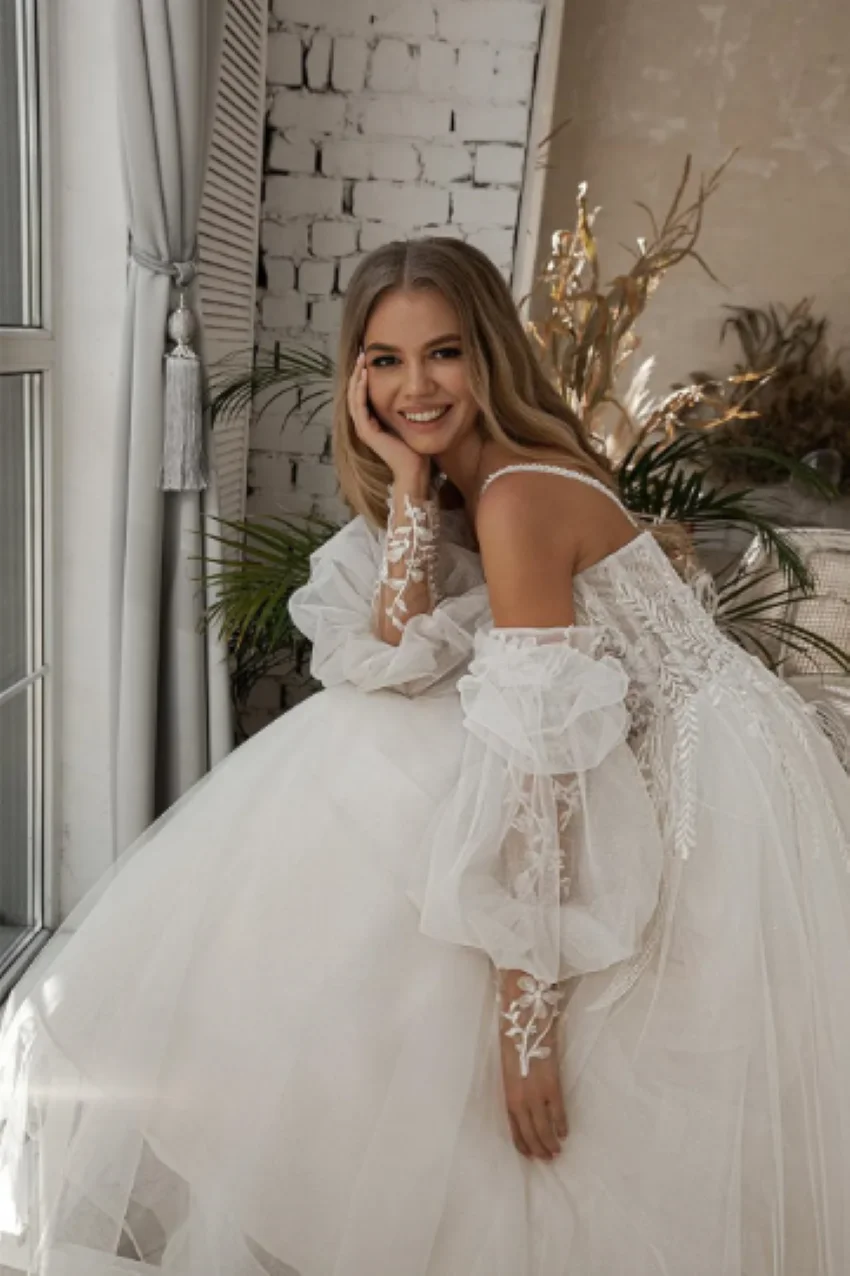 Long Puff Sleeve Lace Bridal Gown Feathers Custom Made Princess Wedding Party Gowns Boho Plus Size A-line Beach Wedding Dress
Long Puff Sleeve Lace Bridal Gown Feathers Custom Made Princess Wedding Party Gowns Boho Plus Size A-line Beach Wedding Dress