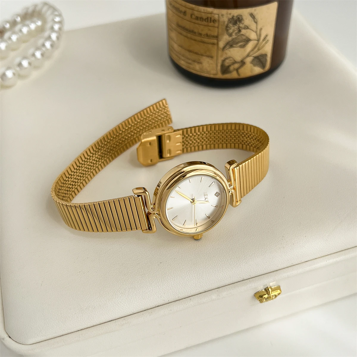 Simple And Stylish Women'S WatchFeaturing A Sophisticated And Elegant DesignA Vintage-Inspired Steel Band And A Quartz Movement.
Simple And Stylish Women'S WatchFeaturing A Sophisticated And Elegant DesignA Vintage-Inspired Steel Band And A Quartz Movement.