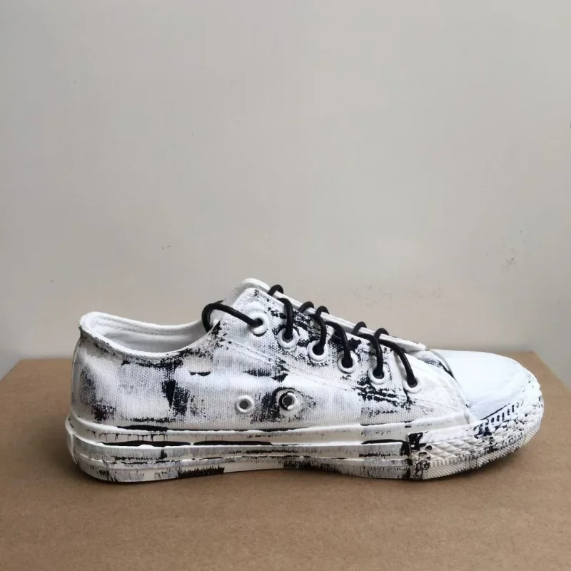 Handmade black and white lace-up canvas shoes large size men and women couples low-top casual sports shoes 35-44
Handmade black and white lace-up canvas shoes large size men and women couples low-top casual sports shoes 35-44