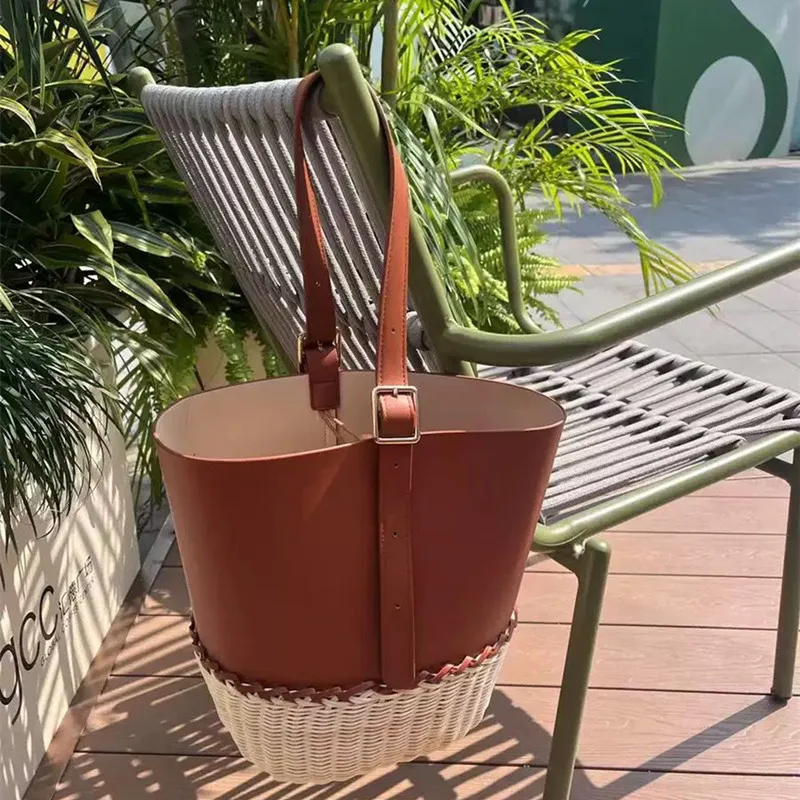 2025 Luxury Vacation Style Rattan Leather Splicing Bucket Bag Trendy Designer Beach Handbags Brand Large Capacity Shoulder Bag
2025 Luxury Vacation Style Rattan Leather Splicing Bucket Bag Trendy Designer Beach Handbags Brand Large Capacity Shoulder Bag