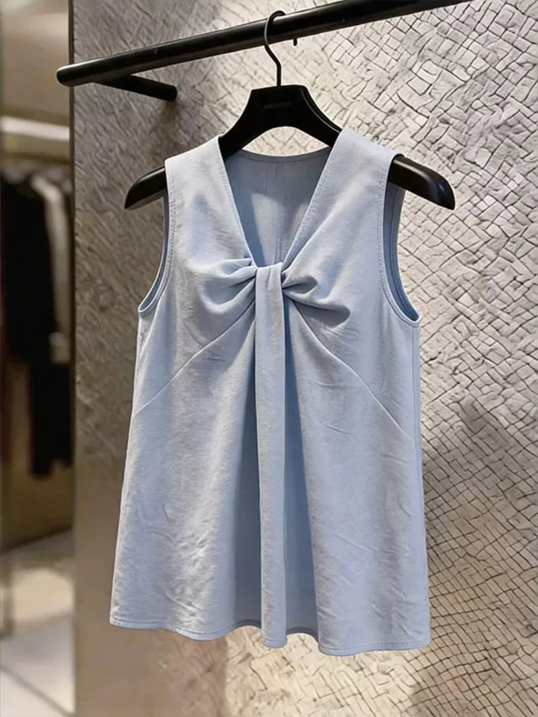 Elegant Knotless Sleeveless Vest Loose Design Summer Women's Top Sweet Versatile Small Shirt French Style V-neck Mid-length
Elegant Knotless Sleeveless Vest Loose Design Summer Women's Top Sweet Versatile Small Shirt French Style V-neck Mid-length