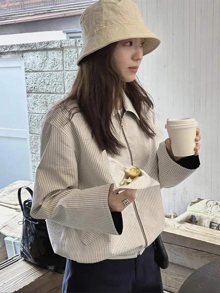 Шикарное винтажное весеннее пальто с отложным воротником, длинными рукавами и полосками, женская свободная универсальная верхняя одежда с эффектом омоложения
Шикарное винтажное весеннее пальто с отложным воротником, длинными рукавами и полосками, женская свободная универсальная верхняя одежда с эффектом омоложения