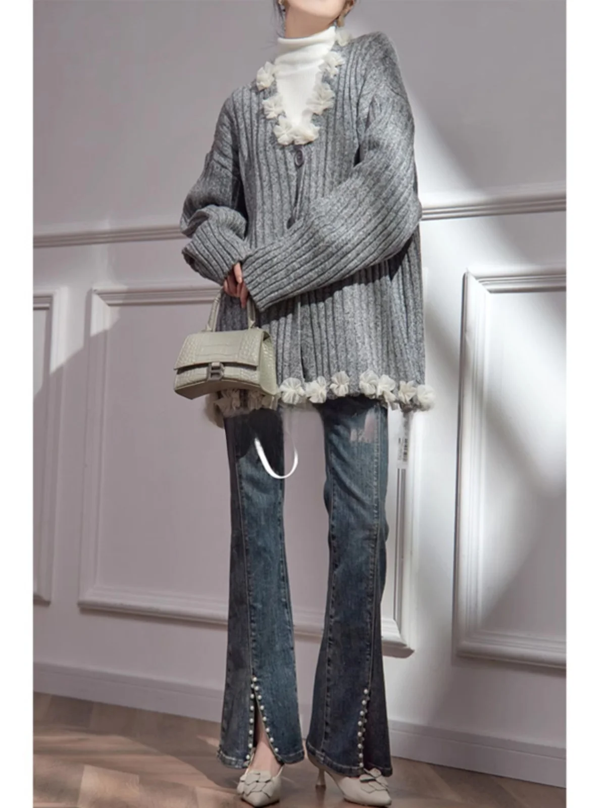 Retro Korean Style Loose Fit Thickened Grey Sweater Women's Outerwear Comfortable Knitted Cardigan V-Neck Long Sleeve Coat
Retro Korean Style Loose Fit Thickened Grey Sweater Women's Outerwear Comfortable Knitted Cardigan V-Neck Long Sleeve Coat