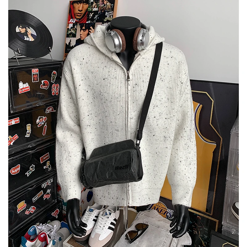 Белый вязаный кардиган на молнии с капюшоном для мужчин, осенний, в американском стиле, плотный, с узором в виде звезд, повседневная верхняя одежда для мальчиков
Белый вязаный кардиган на молнии с капюшоном для мужчин, осенний, в американском стиле, плотный, с узором в виде звезд, повседневная верхняя одежда для мальчиков