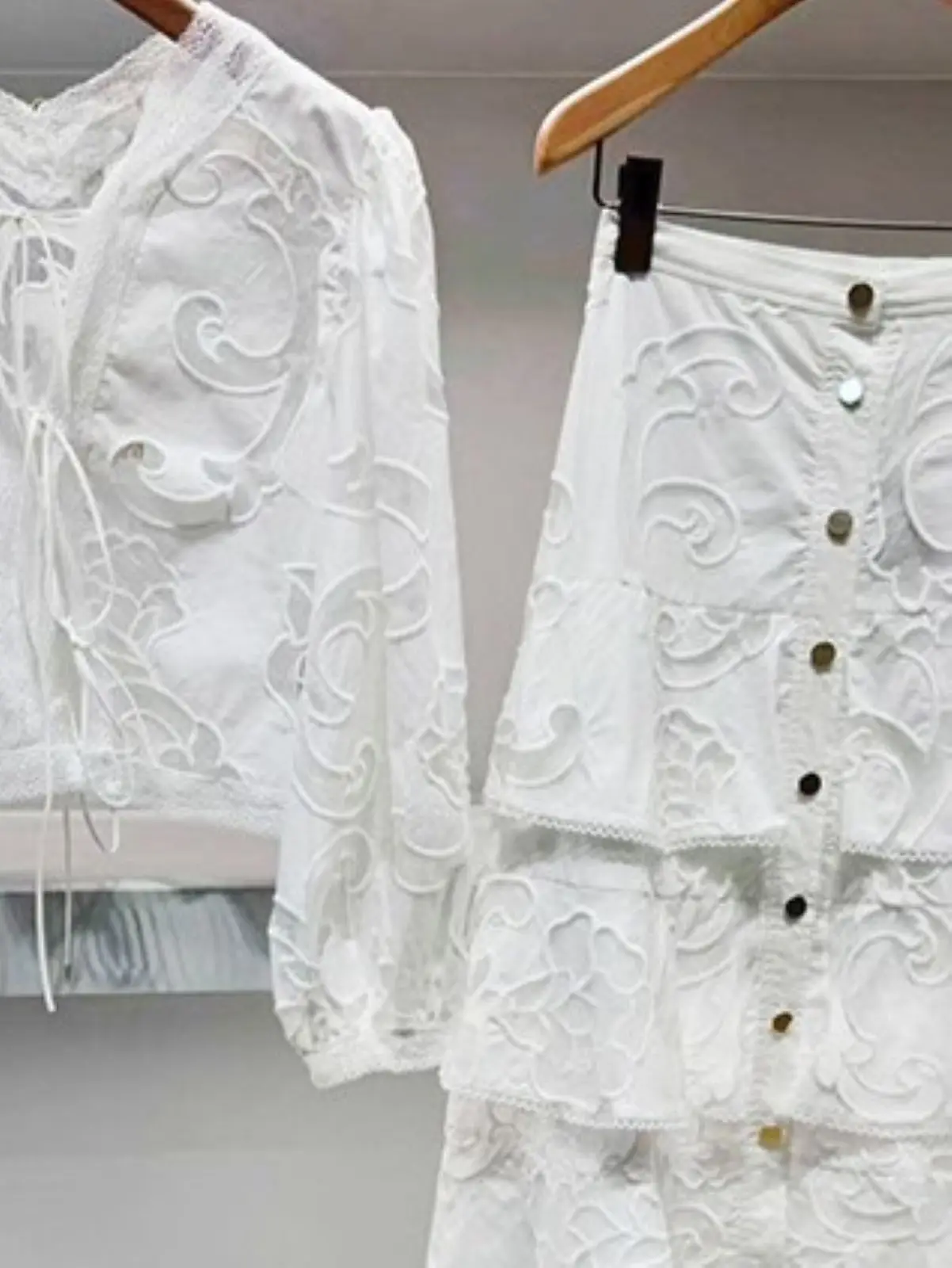 Spring/Summer Women V-Neck Hollow Embroidered Lace Set Long Sleeve Blouse + Hign Waist A-Line Tiered Pleated Fashion Maxi Skirt
Spring/Summer Women V-Neck Hollow Embroidered Lace Set Long Sleeve Blouse + Hign Waist A-Line Tiered Pleated Fashion Maxi Skirt