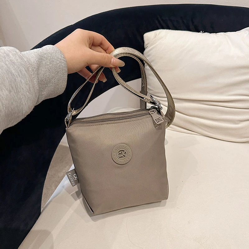 Японская минималистичная нейлоновая сумка через плечо, женская легкая сумка-клатч, мини-сумка для телефона, модная маленькая сумка-ведро.
Японская минималистичная нейлоновая сумка через плечо, женская легкая сумка-клатч, мини-сумка для телефона, модная маленькая сумка-ведро.