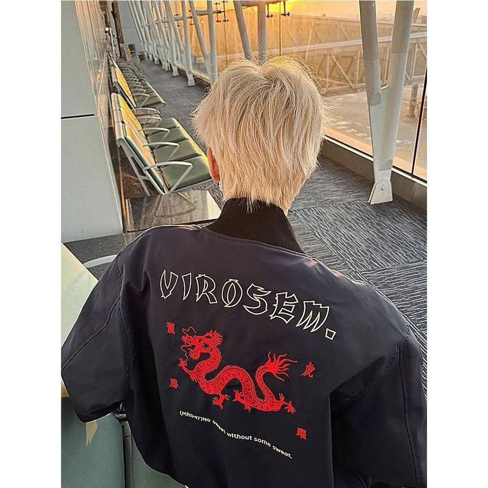 Свободная мужская рабочая одежда, куртка в стиле ретро, пальто пилота с рисунком дракона, мотоциклетная бейсбольная верхняя одежда для пар, молодежная мода
Свободная мужская рабочая одежда, куртка в стиле ретро, пальто пилота с рисунком дракона, мотоциклетная бейсбольная верхняя одежда для пар, молодежная мода