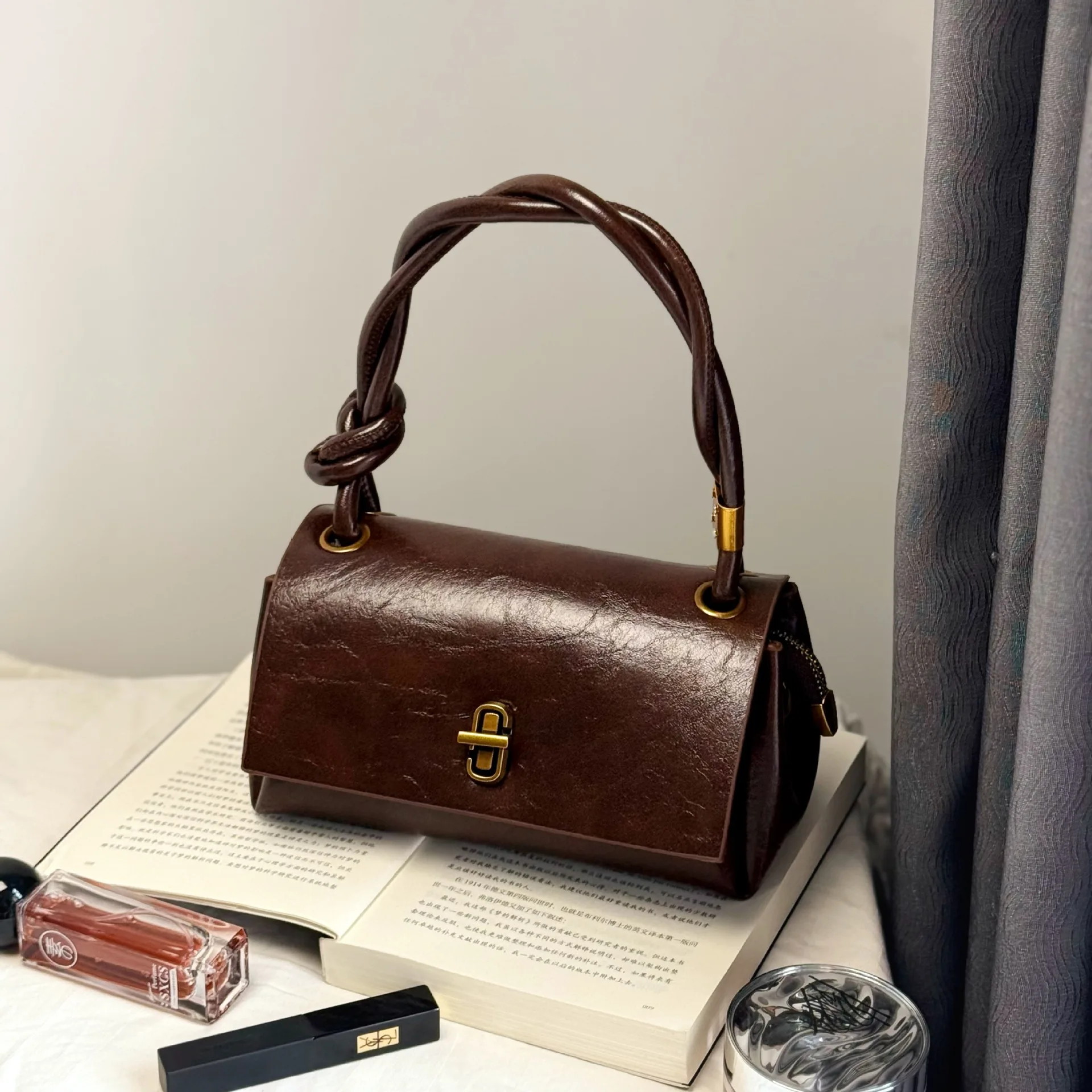 2026 New Fashion Women's Handbag Pull-up Leather Versatile Crossbody Bags for Women Luxury Designer Small Square Bags
2026 New Fashion Women's Handbag Pull-up Leather Versatile Crossbody Bags for Women Luxury Designer Small Square Bags