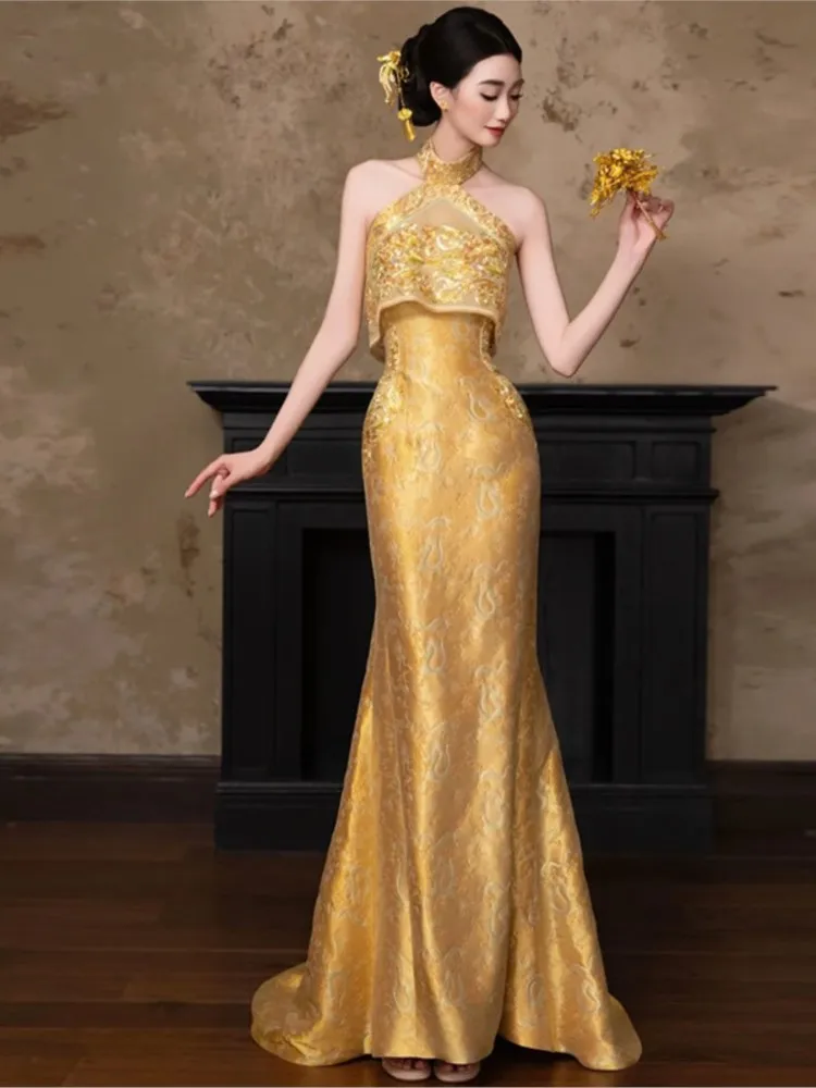 A new Chinese-style wedding dress with neckline and golden toasting morning robe feel
A new Chinese-style wedding dress with neckline and golden toasting morning robe feel