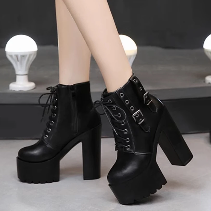 Лето 202. Ботильоны на очень высоком каблуке, женская обувь-маффины и женские ботинки Martens на массивном каблуке.
Лето 202. Ботильоны на очень высоком каблуке, женская обувь-маффины и женские ботинки Martens на массивном каблуке.