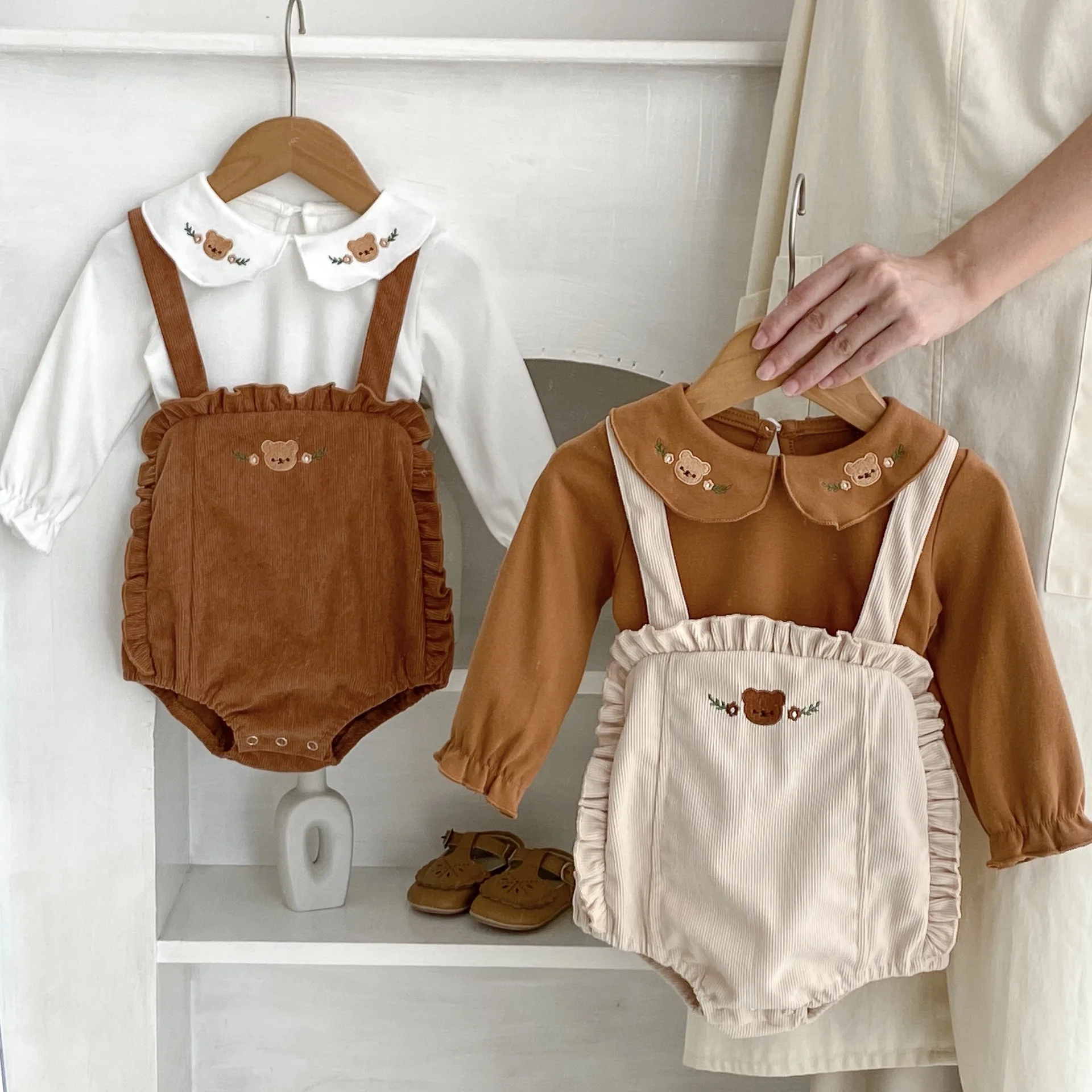 INS Spring Baby Girl Clothes Set 0-4Years Kids Long Sleeve Peter Pan Collar T-shirt Tops+Suspender Shorts 2PCS Bear Outfits
INS Spring Baby Girl Clothes Set 0-4Years Kids Long Sleeve Peter Pan Collar T-shirt Tops+Suspender Shorts 2PCS Bear Outfits