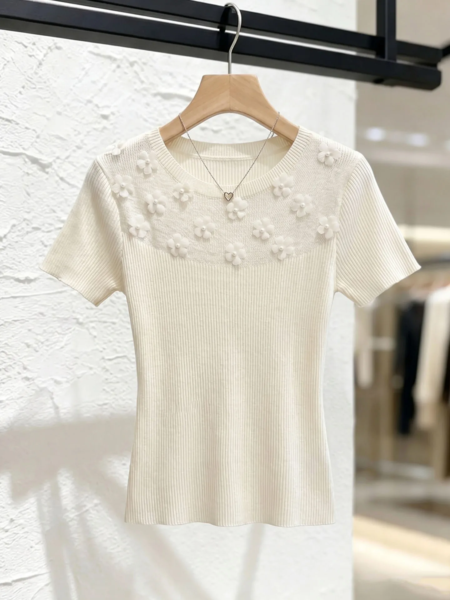 Elegant 3D Flower Design Knitted Top Slim Fit Short Sleeve Summer Fashion Versatile Stylish Korean Style Women's Knitwear
Elegant 3D Flower Design Knitted Top Slim Fit Short Sleeve Summer Fashion Versatile Stylish Korean Style Women's Knitwear