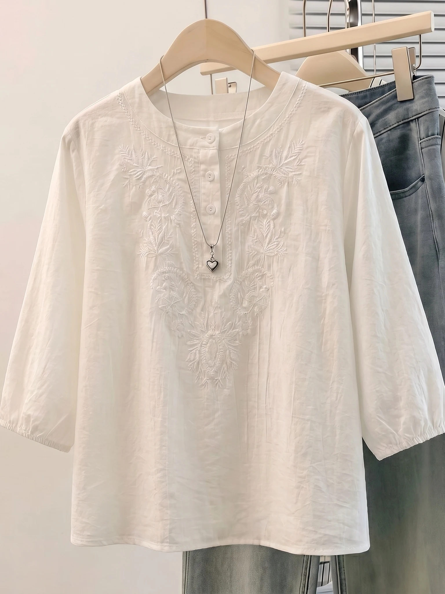 Elegant Embroidered Short Sleeve Shirt Women's Loose Fit Korean Style Commute Fashion Summer New Arrival Thin Top
Elegant Embroidered Short Sleeve Shirt Women's Loose Fit Korean Style Commute Fashion Summer New Arrival Thin Top