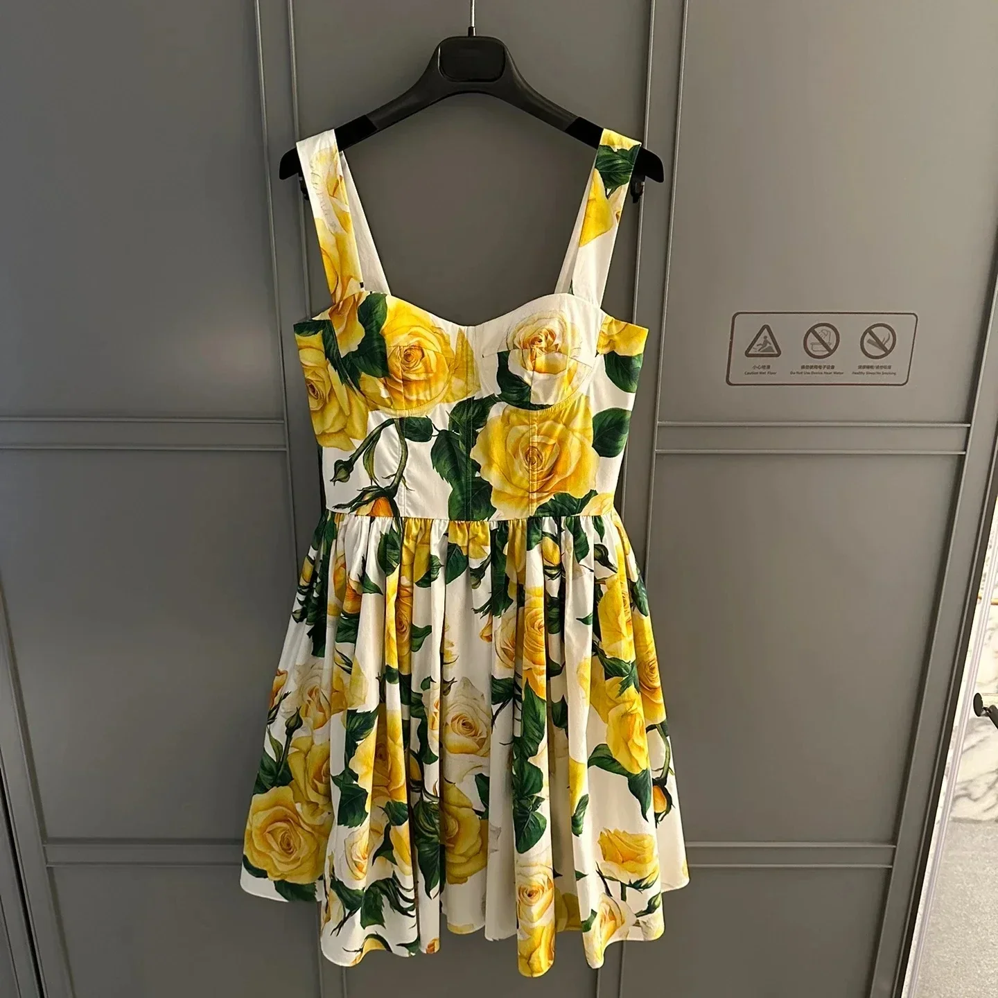 2024 New Yellow Rose Flower Sleeveless Pleat High Quality Spaghetti Strap Mini Dress for Women
2024 New Yellow Rose Flower Sleeveless Pleat High Quality Spaghetti Strap Mini Dress for Women