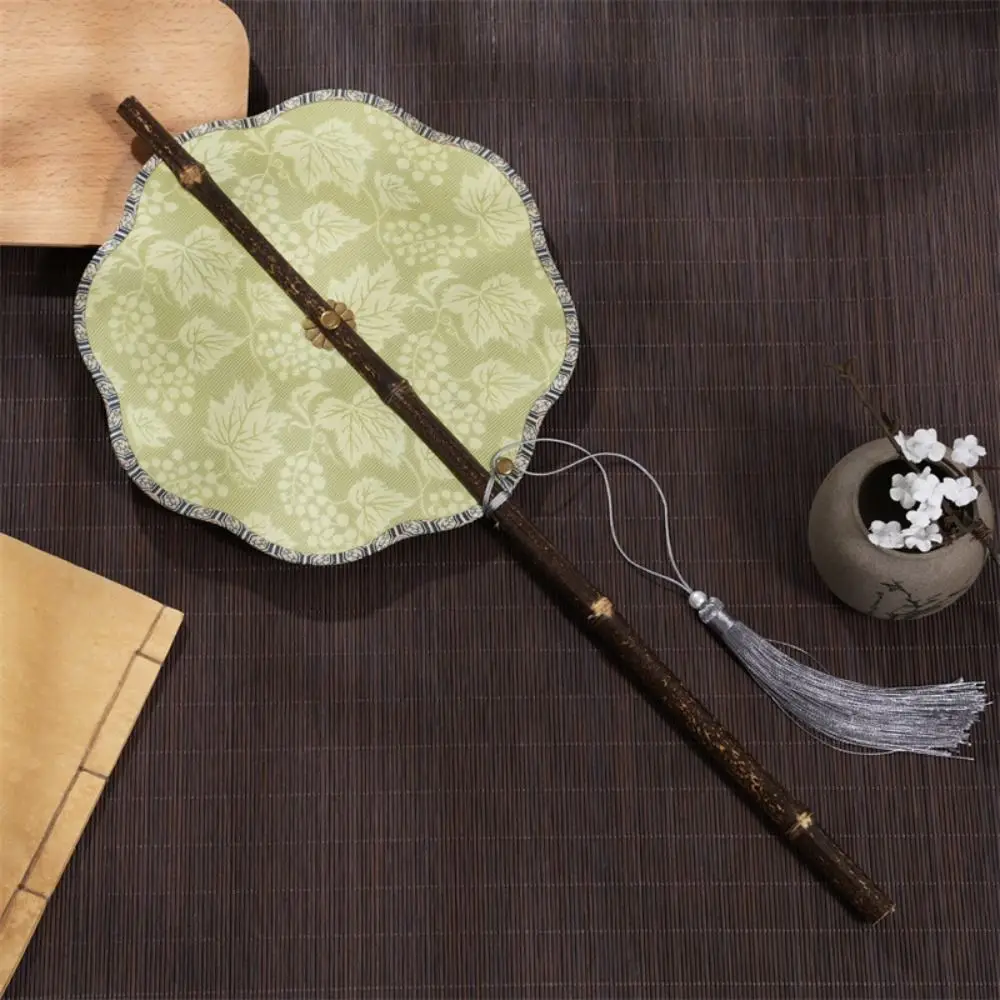 Ancient Style Chinese Bamboo Waist Fan Rotatable Foldable Long Handle Fan with Tassel Rollable Group Fan Performance Props
Ancient Style Chinese Bamboo Waist Fan Rotatable Foldable Long Handle Fan with Tassel Rollable Group Fan Performance Props