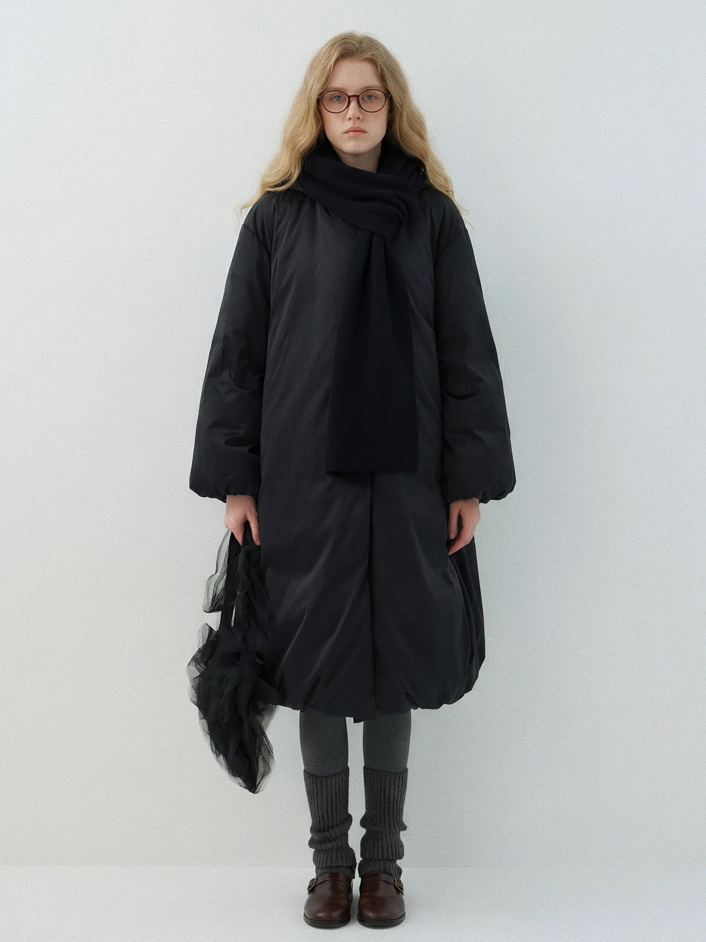 Комплект из двух предметов: пуховик с капюшоном и шарфом, черный, сатиновый блеск, средней длины, женский, осенне-зимний, новая теплая верхняя одежда свободного кроя, длинный.
Комплект из двух предметов: пуховик с капюшоном и шарфом, черный, сатиновый блеск, средней длины, женский, осенне-зимний, новая теплая верхняя одежда свободного кроя, длинный.