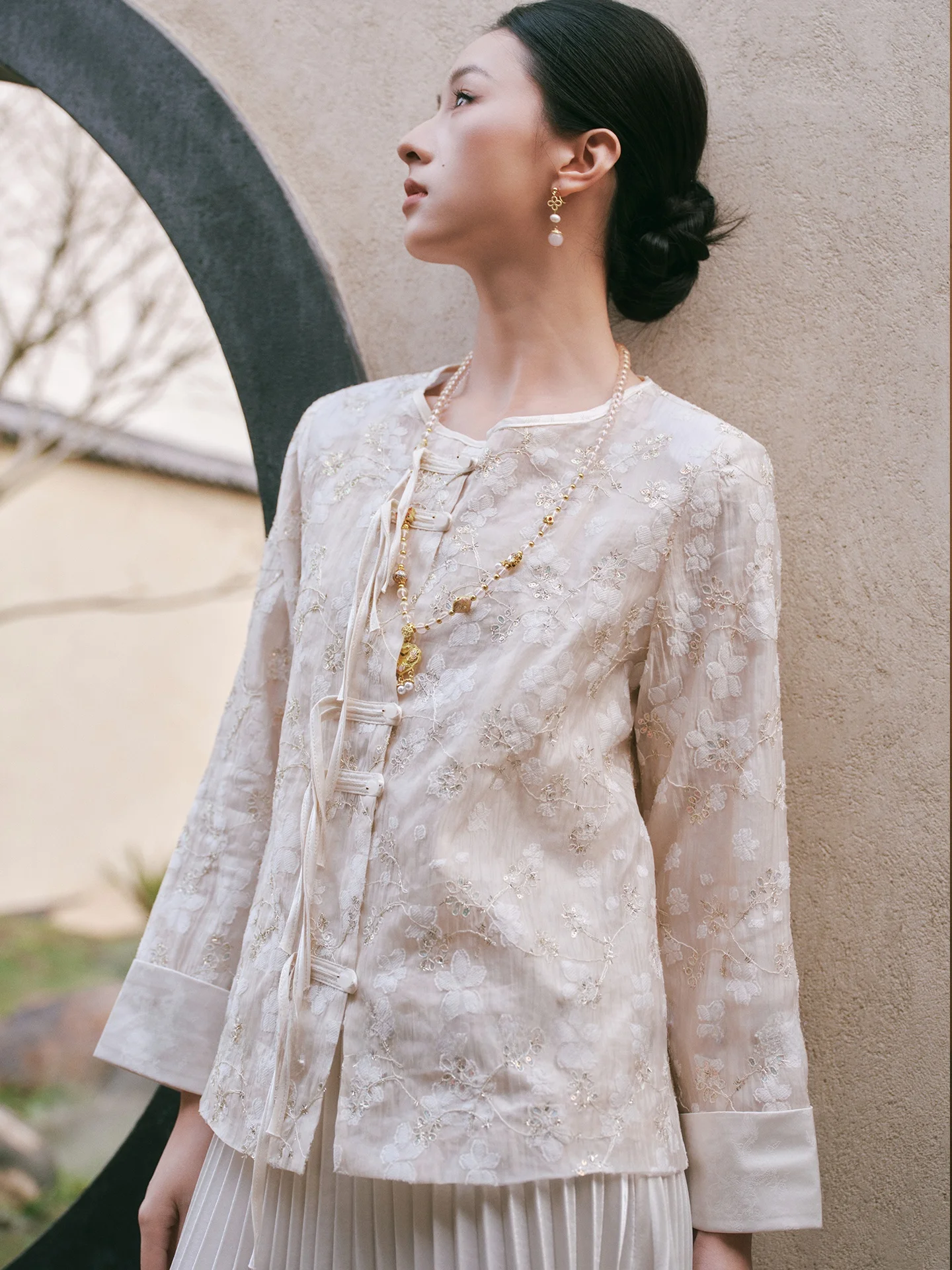 New Chinese Style Women's Jacket Heavy Embroidery Stand Collar Yu Lou Chun Top Breathable Long Sleeve Spring Fashion
New Chinese Style Women's Jacket Heavy Embroidery Stand Collar Yu Lou Chun Top Breathable Long Sleeve Spring Fashion