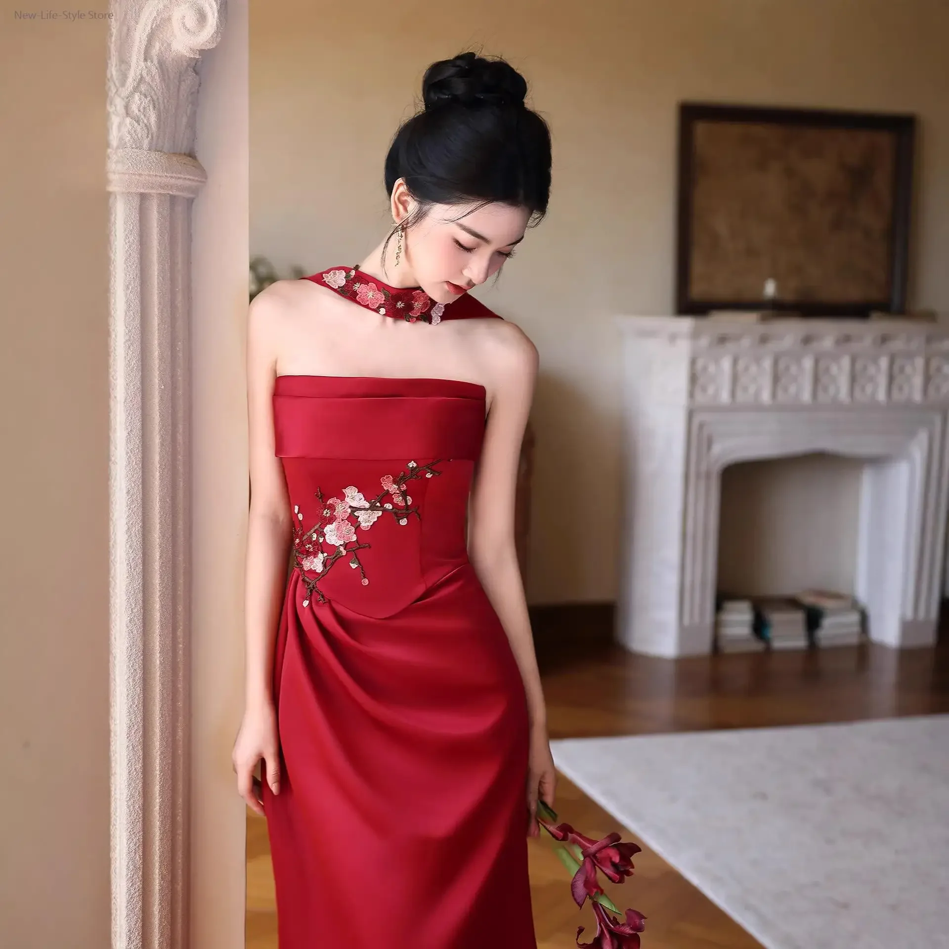 Floral Embroidered Red Tube Top Dress Chinese Style Bride Toast Gown Elegant Wedding Engagement Party Dress
Floral Embroidered Red Tube Top Dress Chinese Style Bride Toast Gown Elegant Wedding Engagement Party Dress