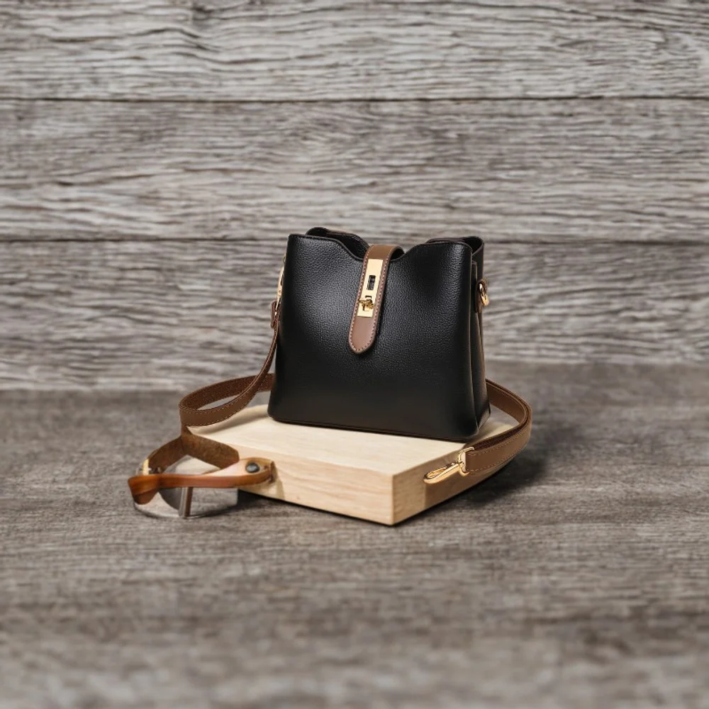 2025 Новая модная универсальная женская сумка из натуральной кожи, сумка-ведро, ручная сумка через плечо, модная нишевая легкая роскошная сумка на плечо 
2025 Новая модная универсальная женская сумка из натуральной кожи, сумка-ведро, ручная сумка через плечо, модная нишевая легкая роскошная сумка на плечо