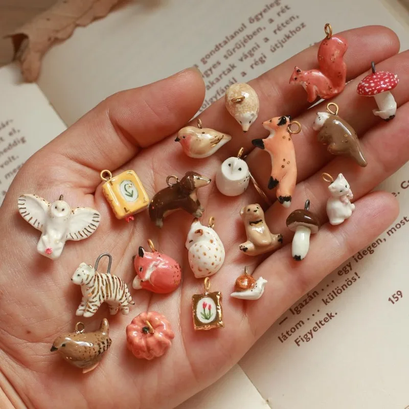 1Pcs Cottagecore Red Fox Bird Mushroom Ceramic Charm Pendant Hand-Painted Woodland Jewelry for Necklaces Keychains
1Pcs Cottagecore Red Fox Bird Mushroom Ceramic Charm Pendant Hand-Painted Woodland Jewelry for Necklaces Keychains