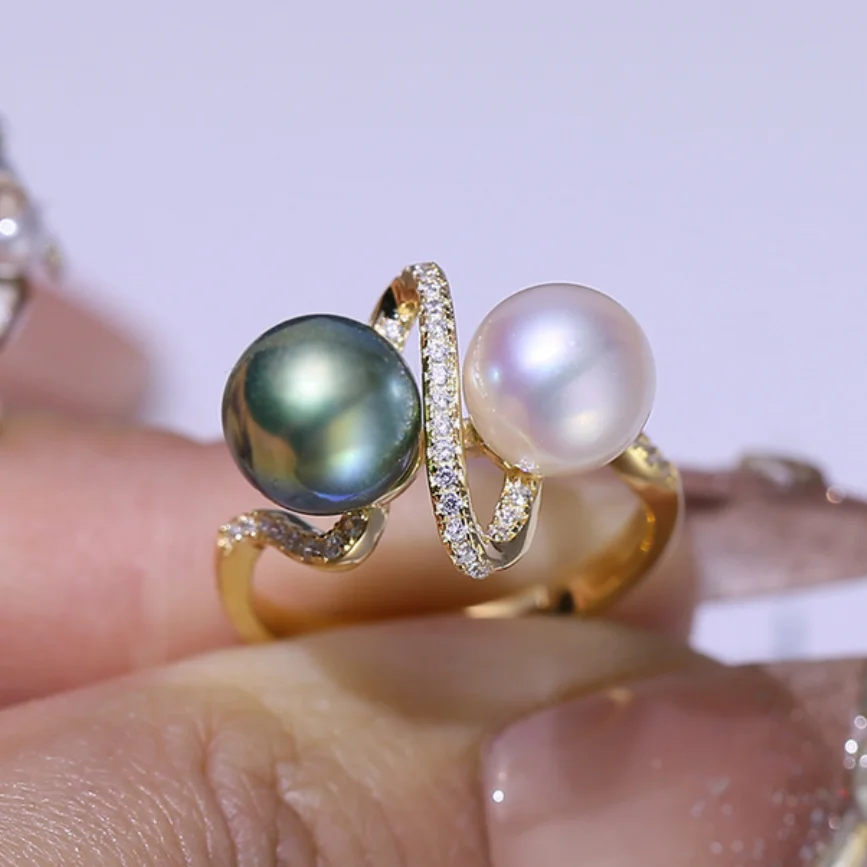 Очаровательное кольцо с круглым белым и черным жемчугом Южного моря диаметром 7–8 мм 925 пробы 
Очаровательное кольцо с круглым белым и черным жемчугом Южного моря диаметром 7–8 мм 925 пробы