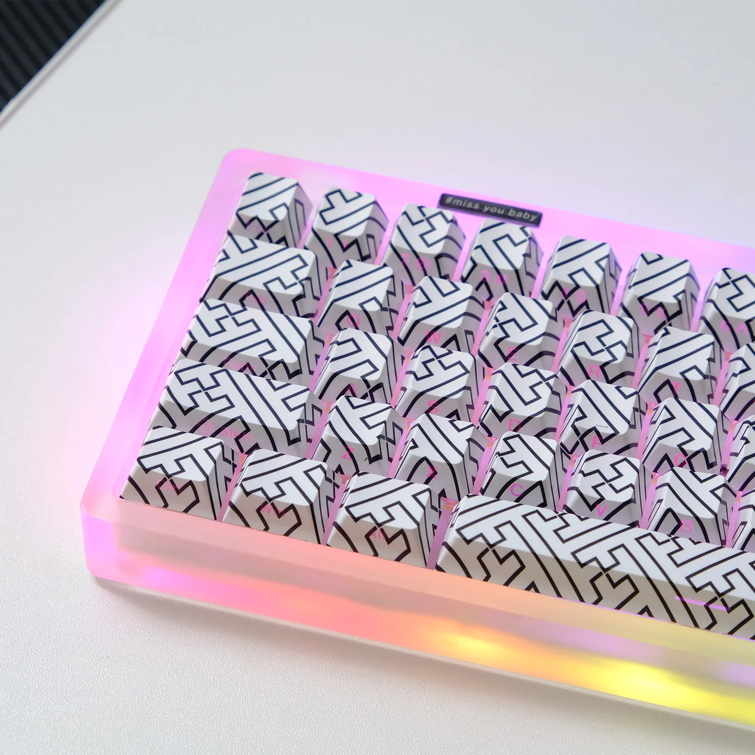 135 черно-белых PBT-кейкапов с тематикой лабиринта, двойное литье, боковая печать, светопропускающие, профиль Cherry, для механических клавиатур ISO
135 черно-белых PBT-кейкапов с тематикой лабиринта, двойное литье, боковая печать, светопропускающие, профиль Cherry, для механических клавиатур ISO