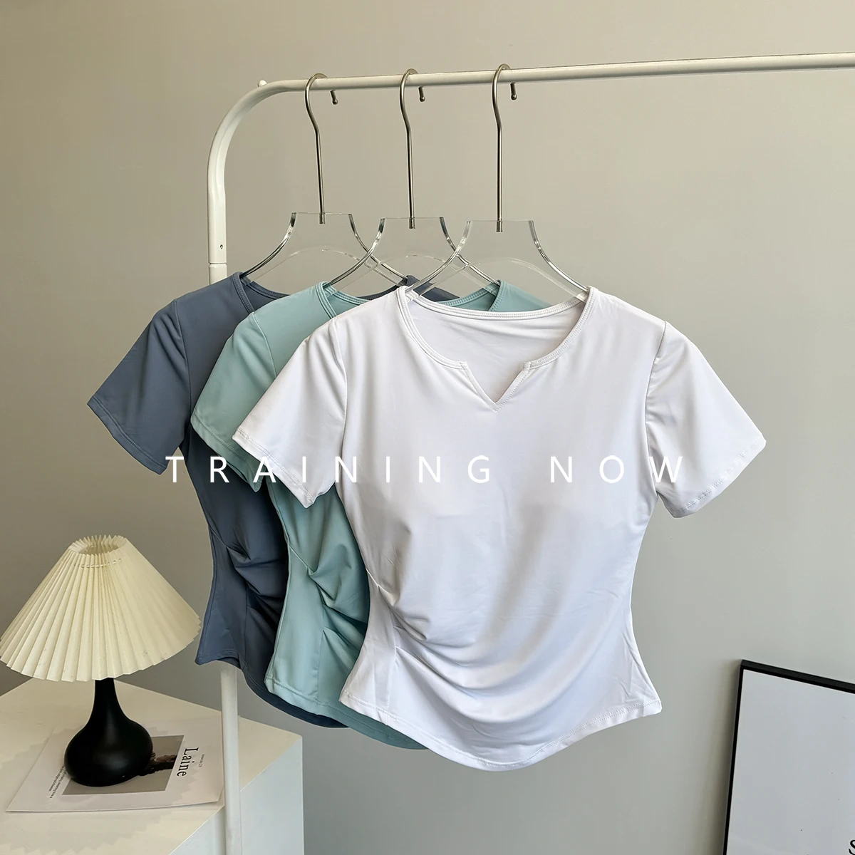 Костюм для йоги с нагрудником для женщин с высококачественной тренировкой для пилатеса, сексуальная спортивная футболка с v-образным вырезом для бега и боди с короткими рукавами
Костюм для йоги с нагрудником для женщин с высококачественной тренировкой для пилатеса, сексуальная спортивная футболка с v-образным вырезом для бега и боди с короткими рукавами