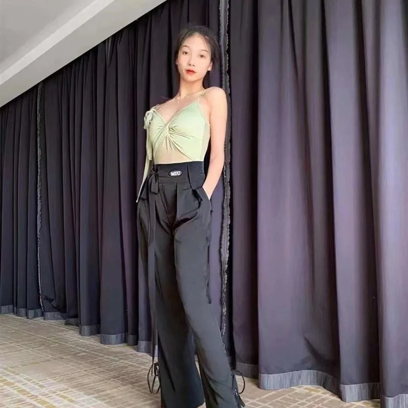 customized Latin dance dress modern practice pants belt design adjustable high waist leg binding wide leg ladies' teacher
customized Latin dance dress modern practice pants belt design adjustable high waist leg binding wide leg ladies' teacher