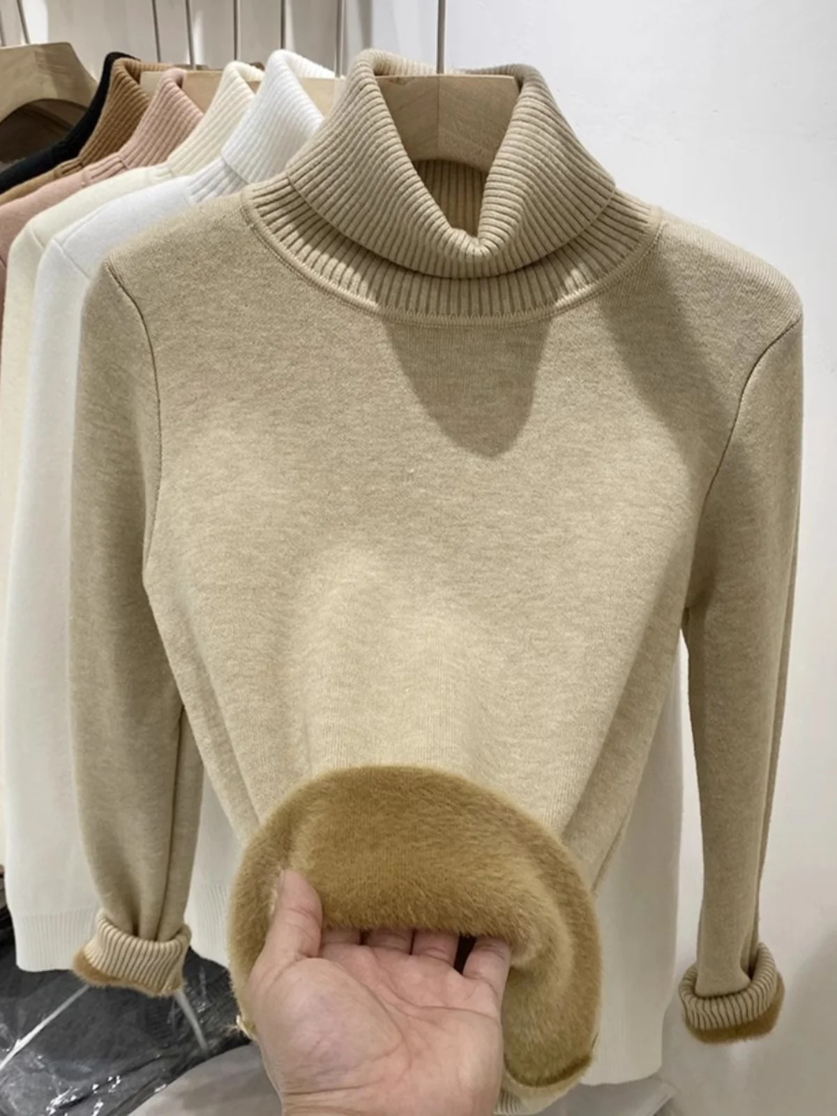 Женский зимний утепленный вязаный свитер с высоким воротником, на флисовой подкладке, свободного кроя, теплый базовый слой, в корейском стиле
Женский зимний утепленный вязаный свитер с высоким воротником, на флисовой подкладке, свободного кроя, теплый базовый слой, в корейском стиле