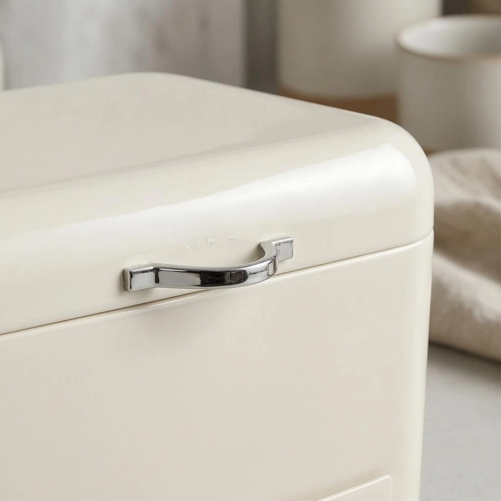 Iron Bread Box Front-Opening Metal Bread Box Kitchen Storage Space Saving Easy to Clean
Iron Bread Box Front-Opening Metal Bread Box Kitchen Storage Space Saving Easy to Clean