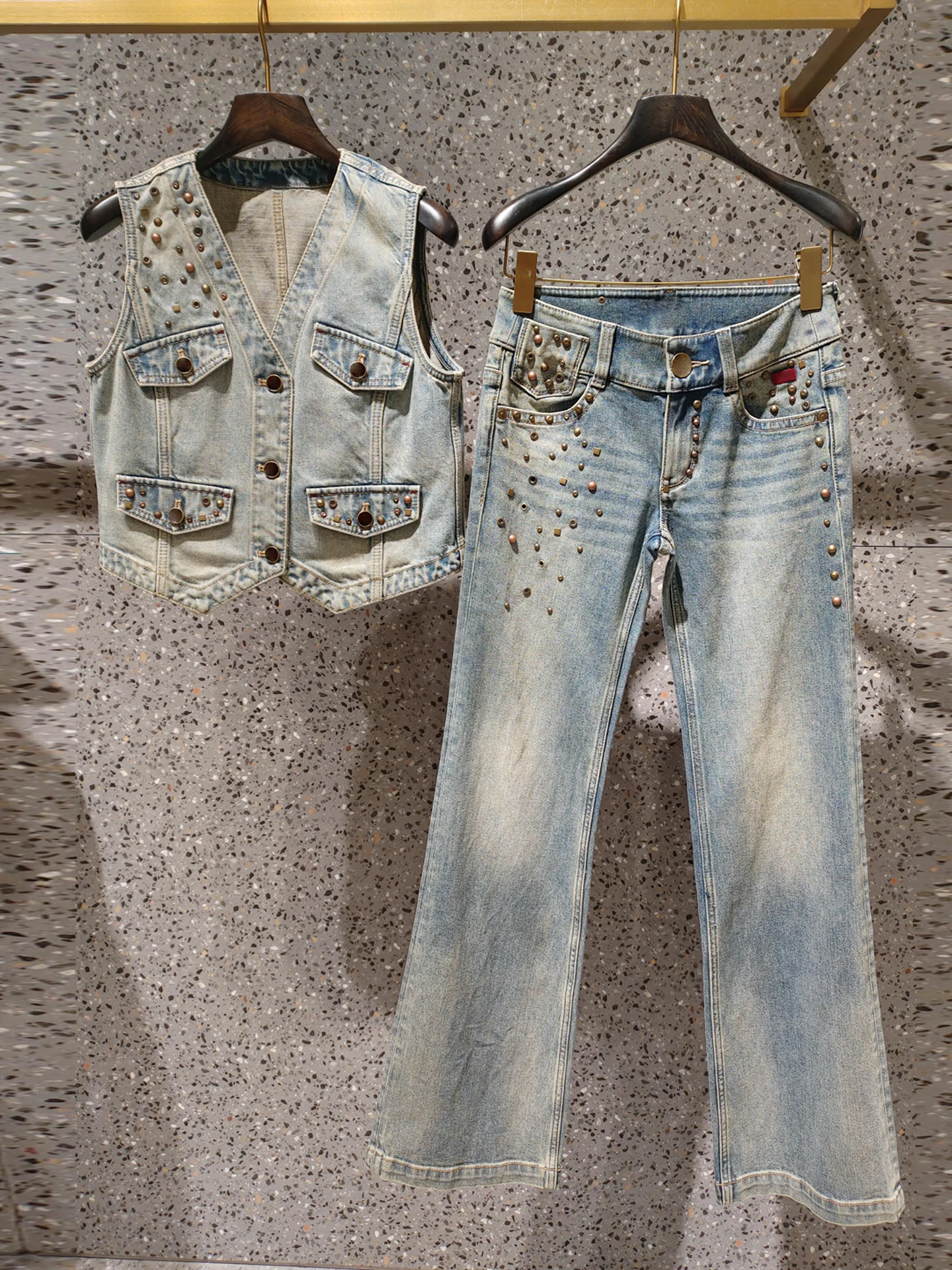 High-End Summer Women's Fashion Set with Beaded V-Neck Denim Vest Straight Leg Pants High Waist Polyester Fiber Casual Wear
High-End Summer Women's Fashion Set with Beaded V-Neck Denim Vest Straight Leg Pants High Waist Polyester Fiber Casual Wear