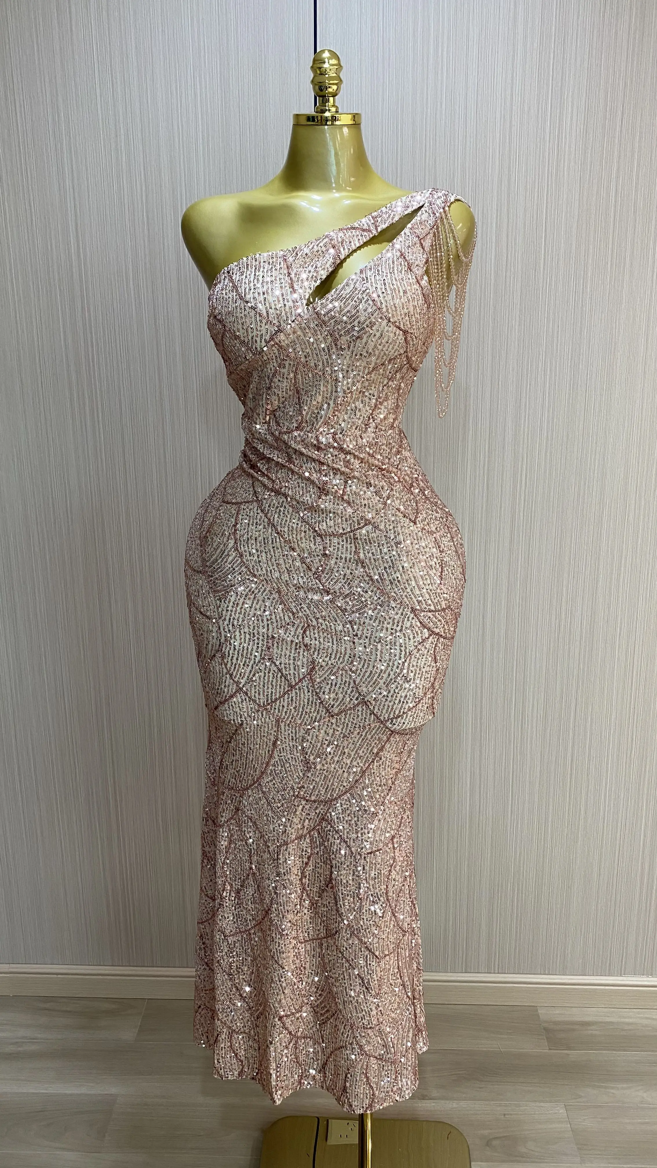 Fashionable and sexy oversized women's dress with one shoulder, narrow slit, thigh-high sequins, formal club gown-GZXX752
Fashionable and sexy oversized women's dress with one shoulder, narrow slit, thigh-high sequins, formal club gown-GZXX752