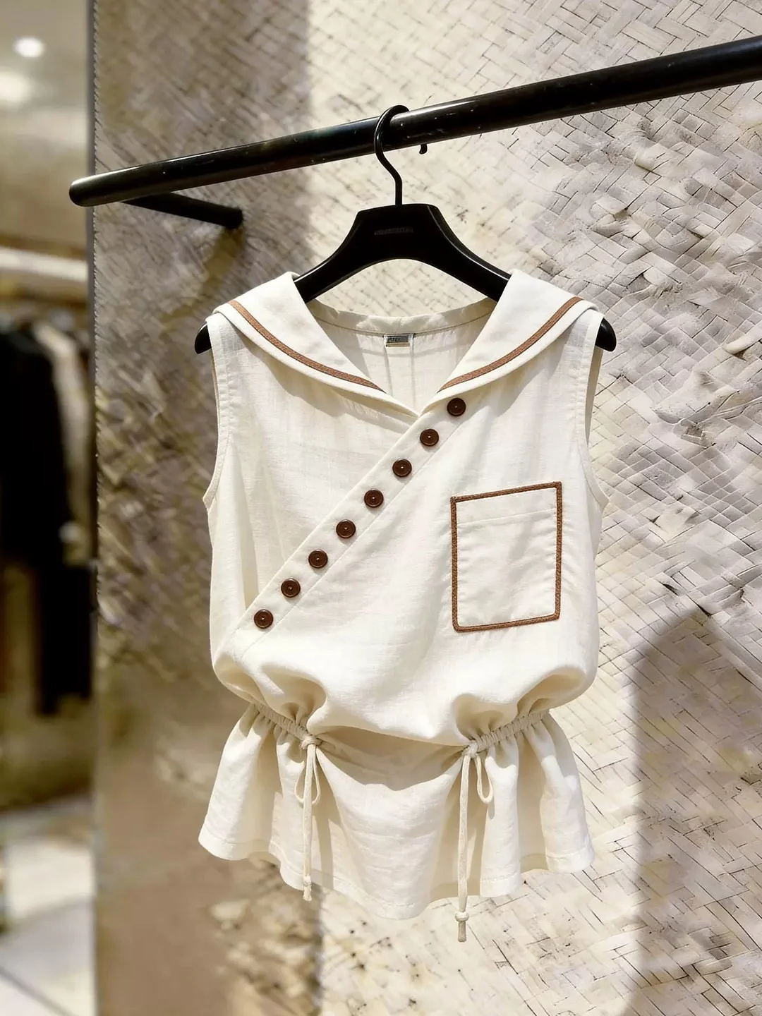 Elegant Skin-friendly Sleeveless Base Shirt Commute Korean Loose Fit Summer Trendy Vest for Women
Elegant Skin-friendly Sleeveless Base Shirt Commute Korean Loose Fit Summer Trendy Vest for Women